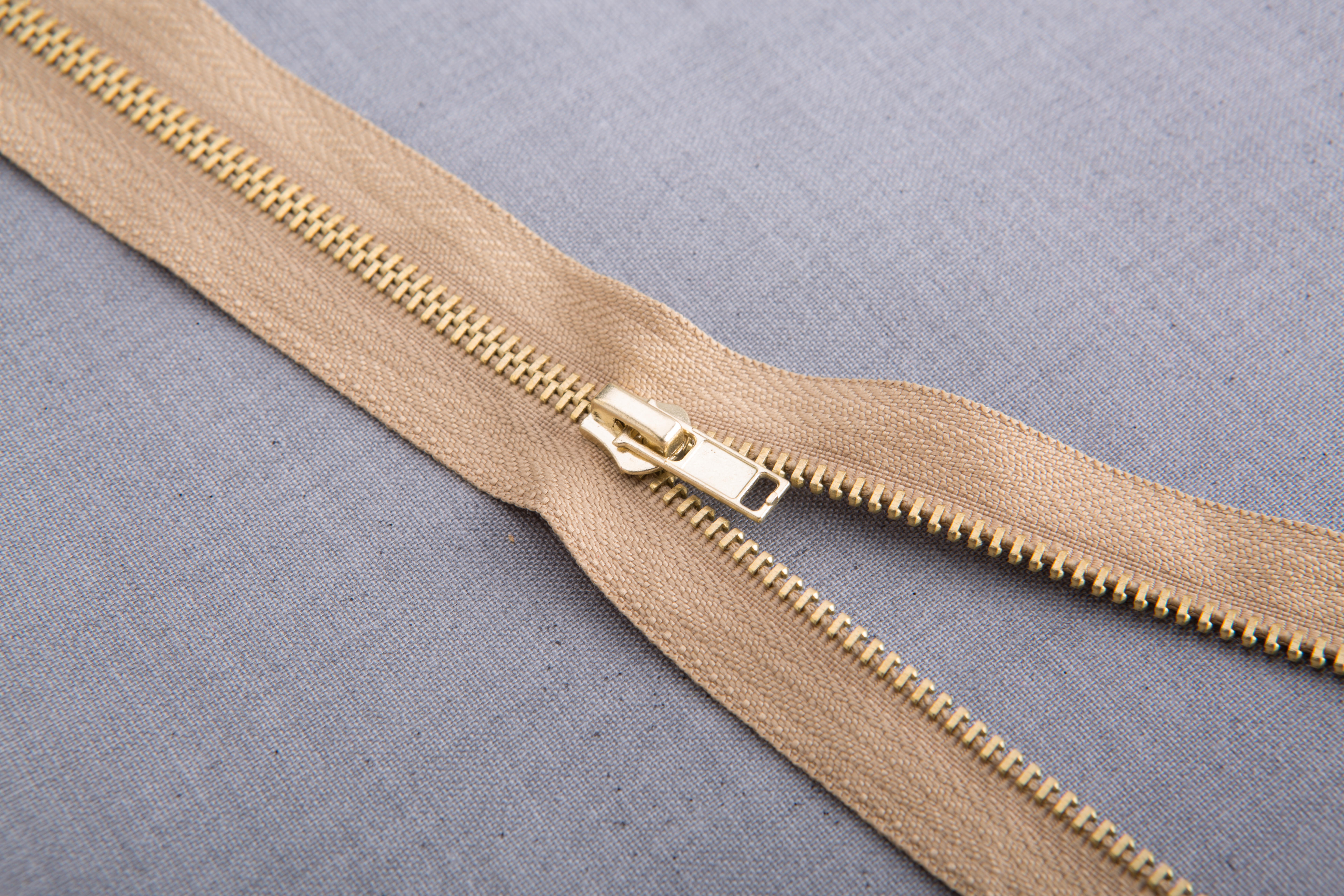 Metal zipper