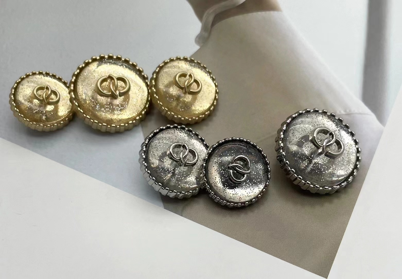 Metal sewing button