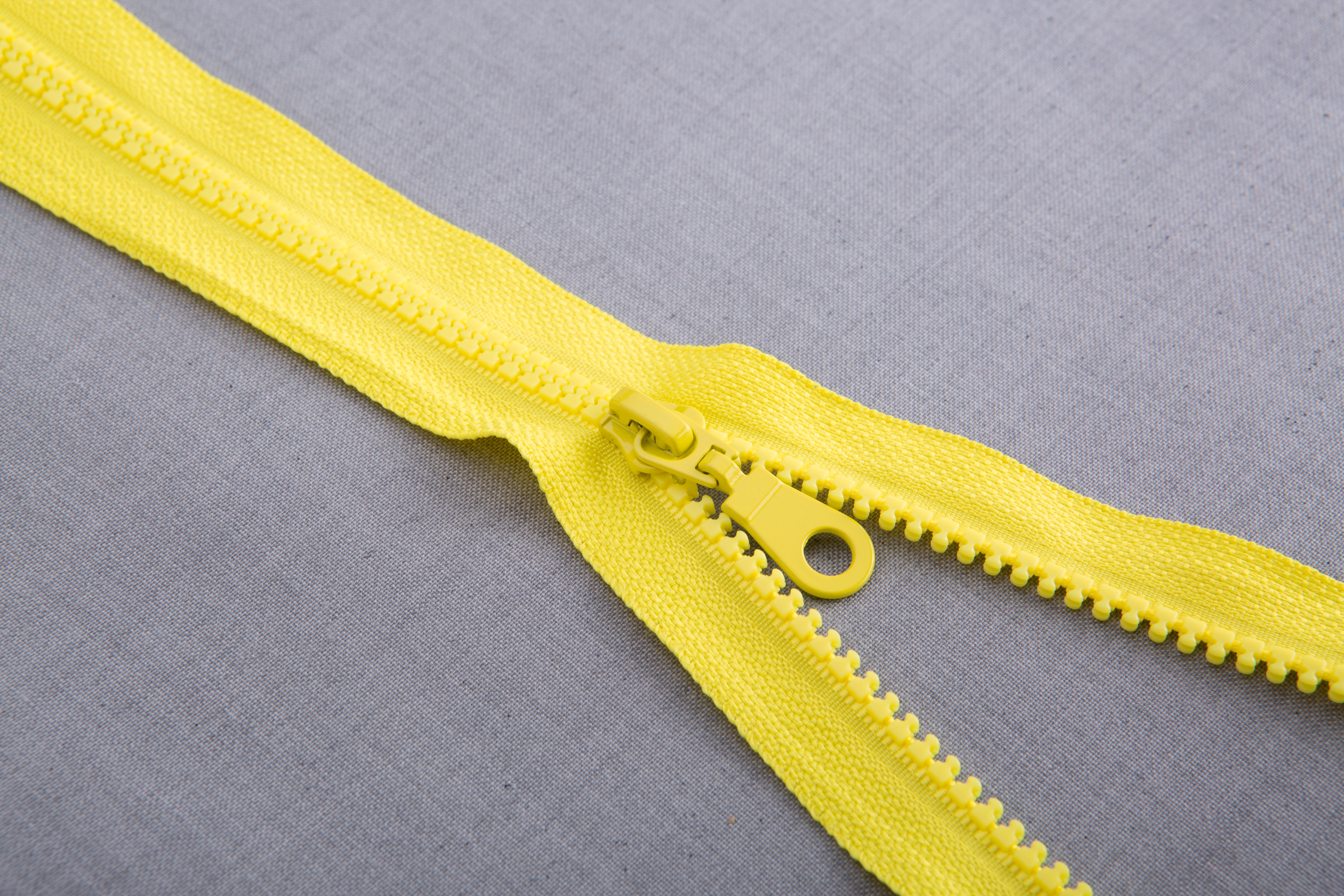Plastic zipper
