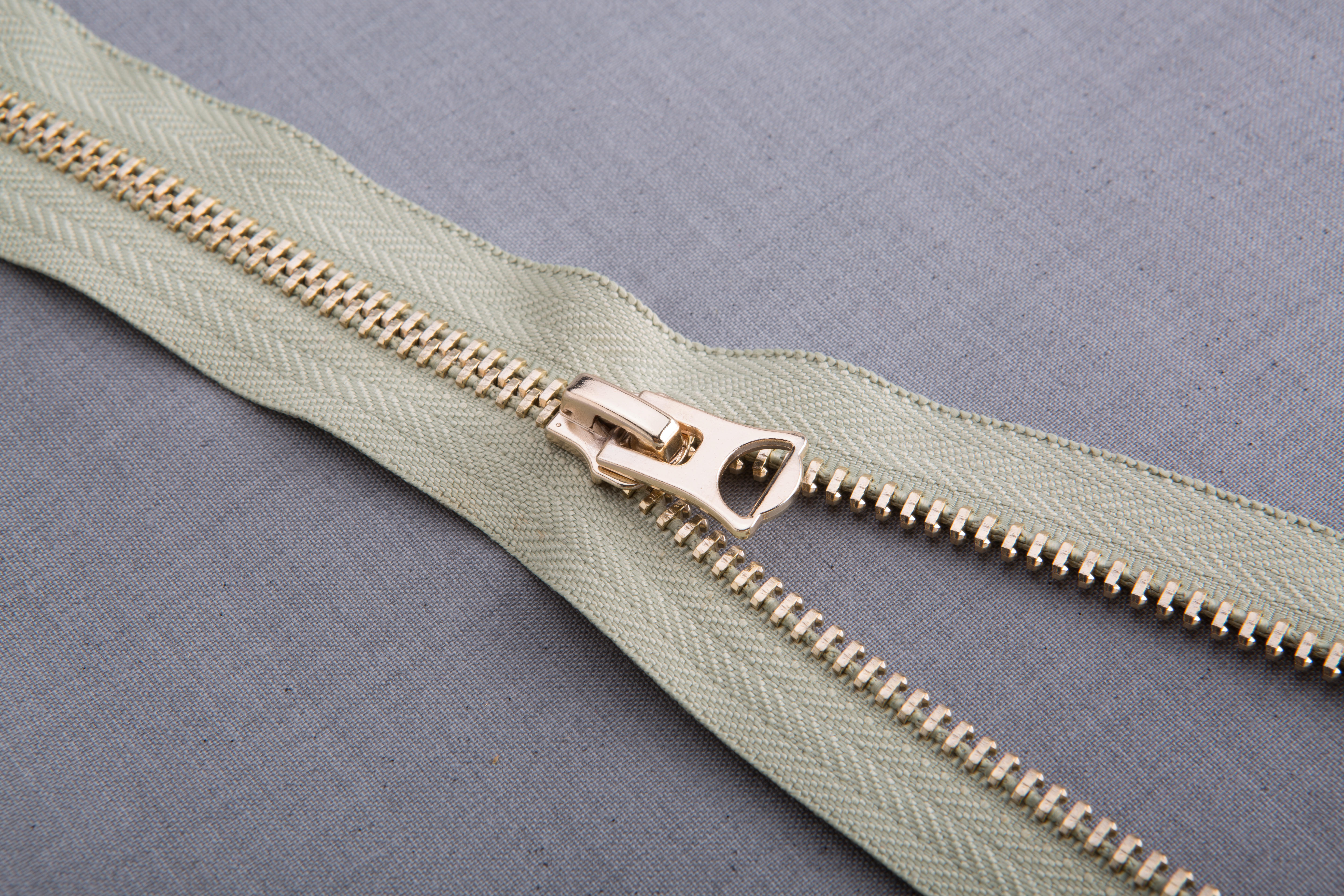 Metal zipper