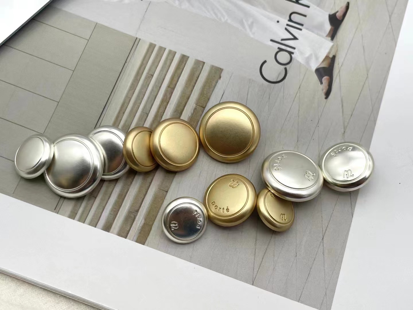Metal sewing button