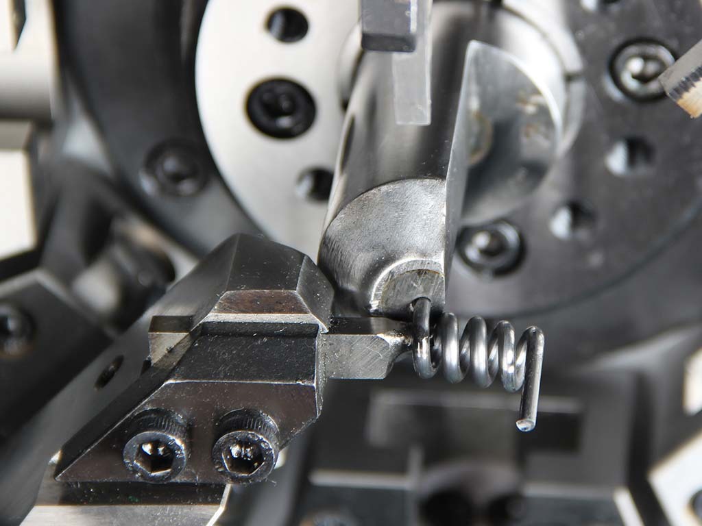 Qiao Ding spring machine produces various springs video Qiao Ding spring machine produces various springs video