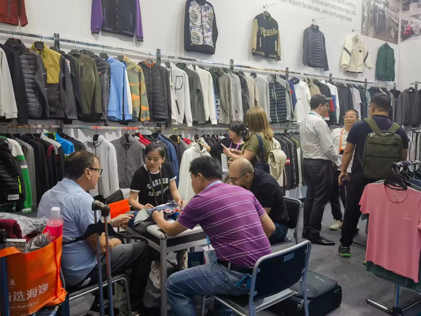 Yu Ming appeared at the 134th Canton Fair, showcasing fashion innovation and high-quality manufacturing capabilities