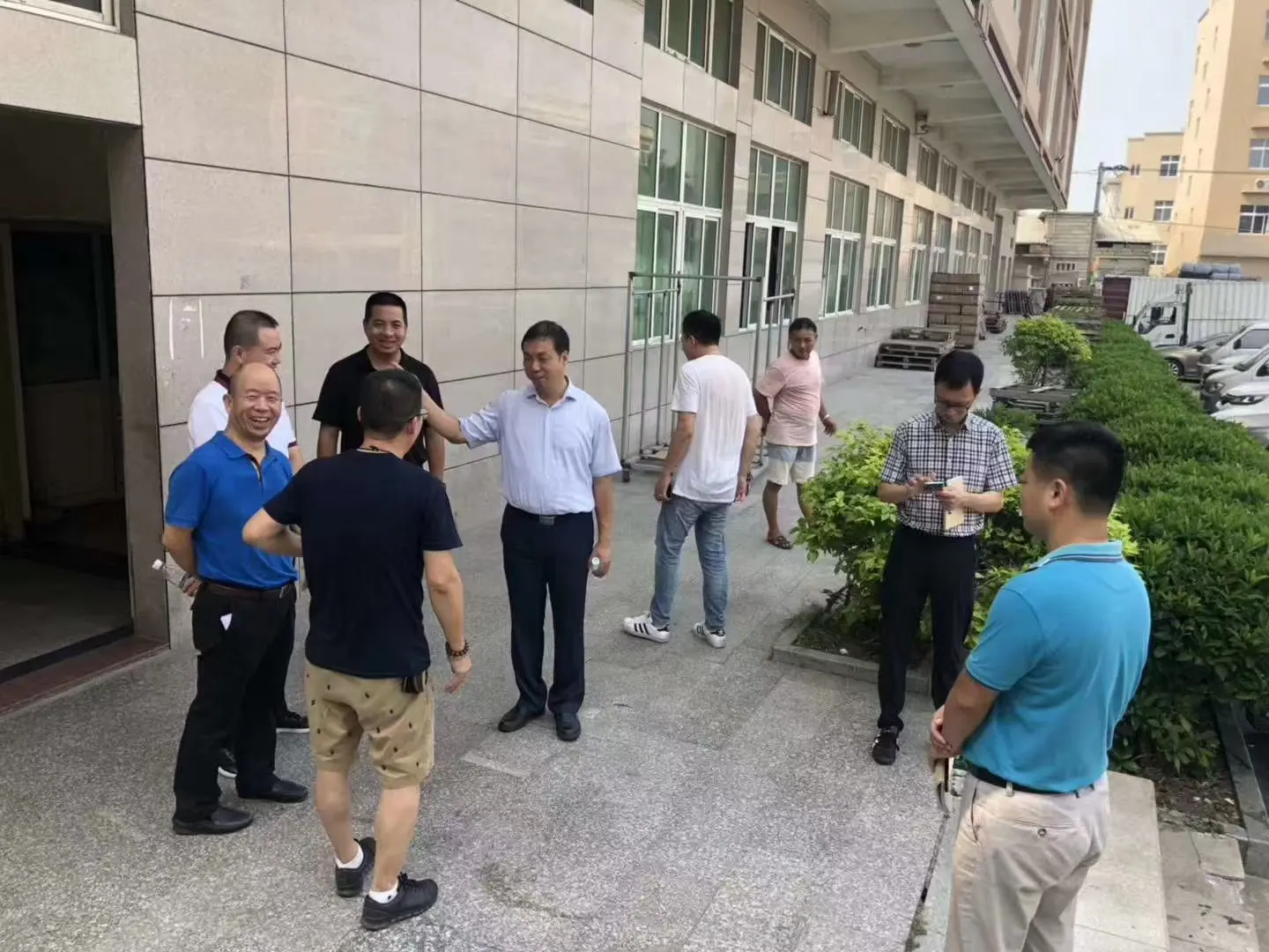 The Secretary of the Shishi Municipal Party Committee and the Mayor visited Yuming Clothing for inspection and guidance, and affirmed the company's innovative development