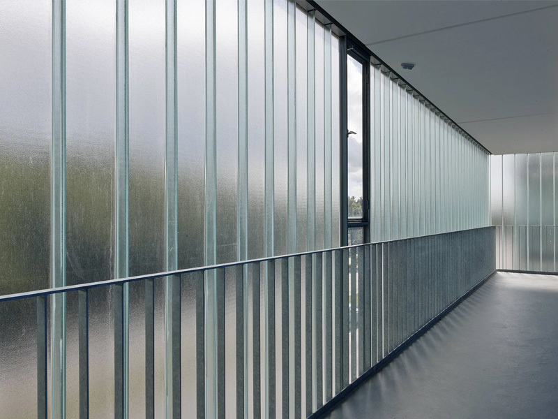 Application and characteristics of fire-resistant glass