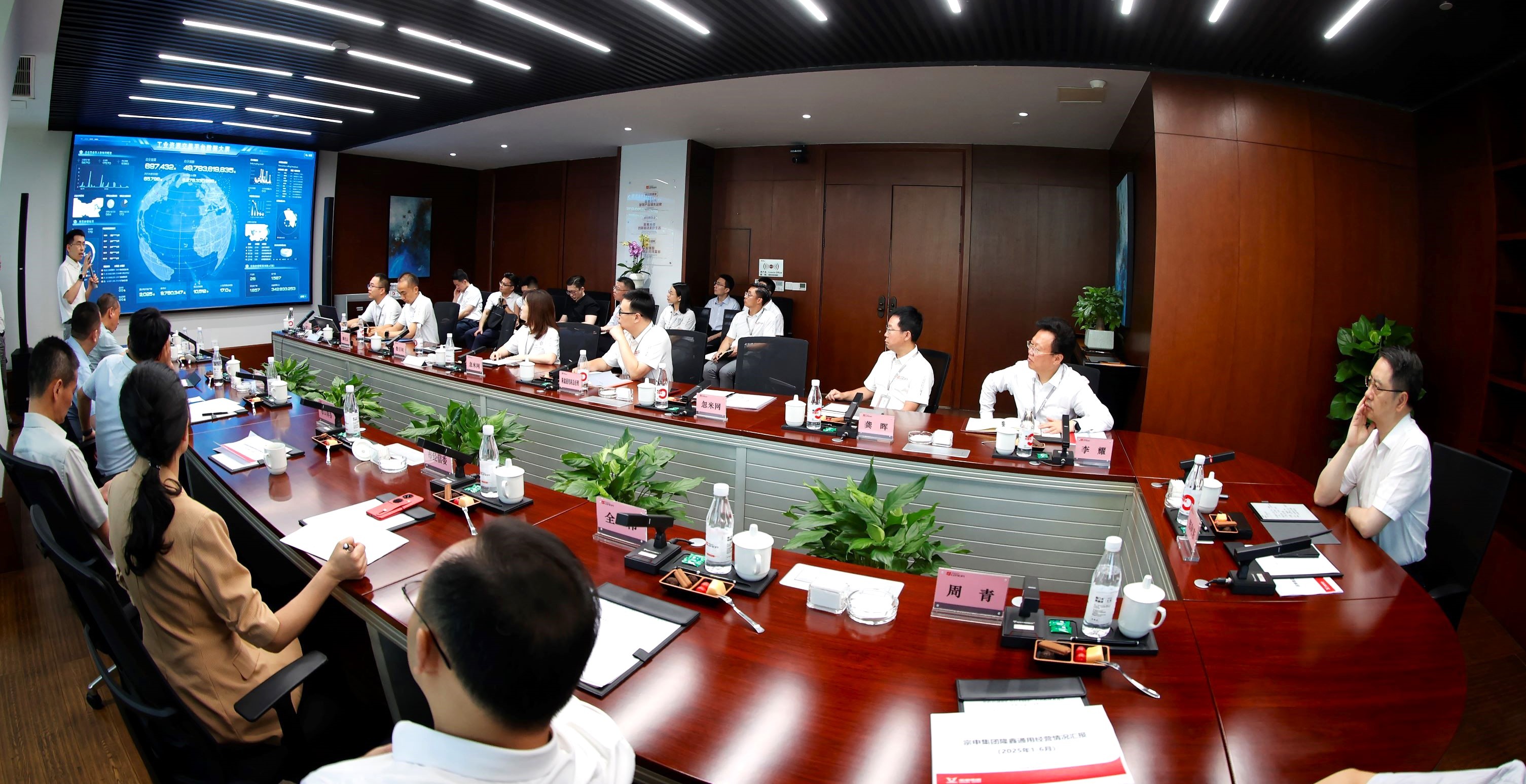 重庆市政府副市长郑向东调研隆鑫通用 高端摩托车产业大脑