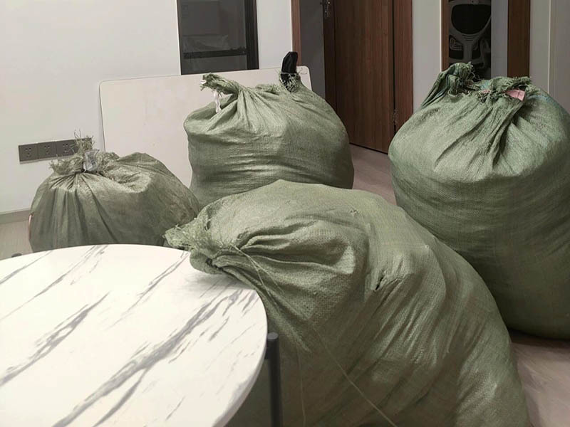 What is the durability and load-bearing capacity of plastic woven bags