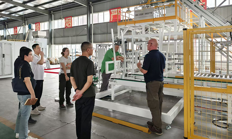 Argentinian customer visits factory