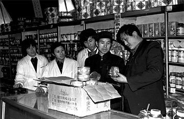 1990年8月，舒安擔(dān)任百貨大樓總經(jīng)理，開始帶領(lǐng)員工走出一條不同尋常的創(chuàng)業(yè)之路