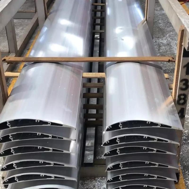 Manufacturer squeezes and molds customized louver aluminum profiles
