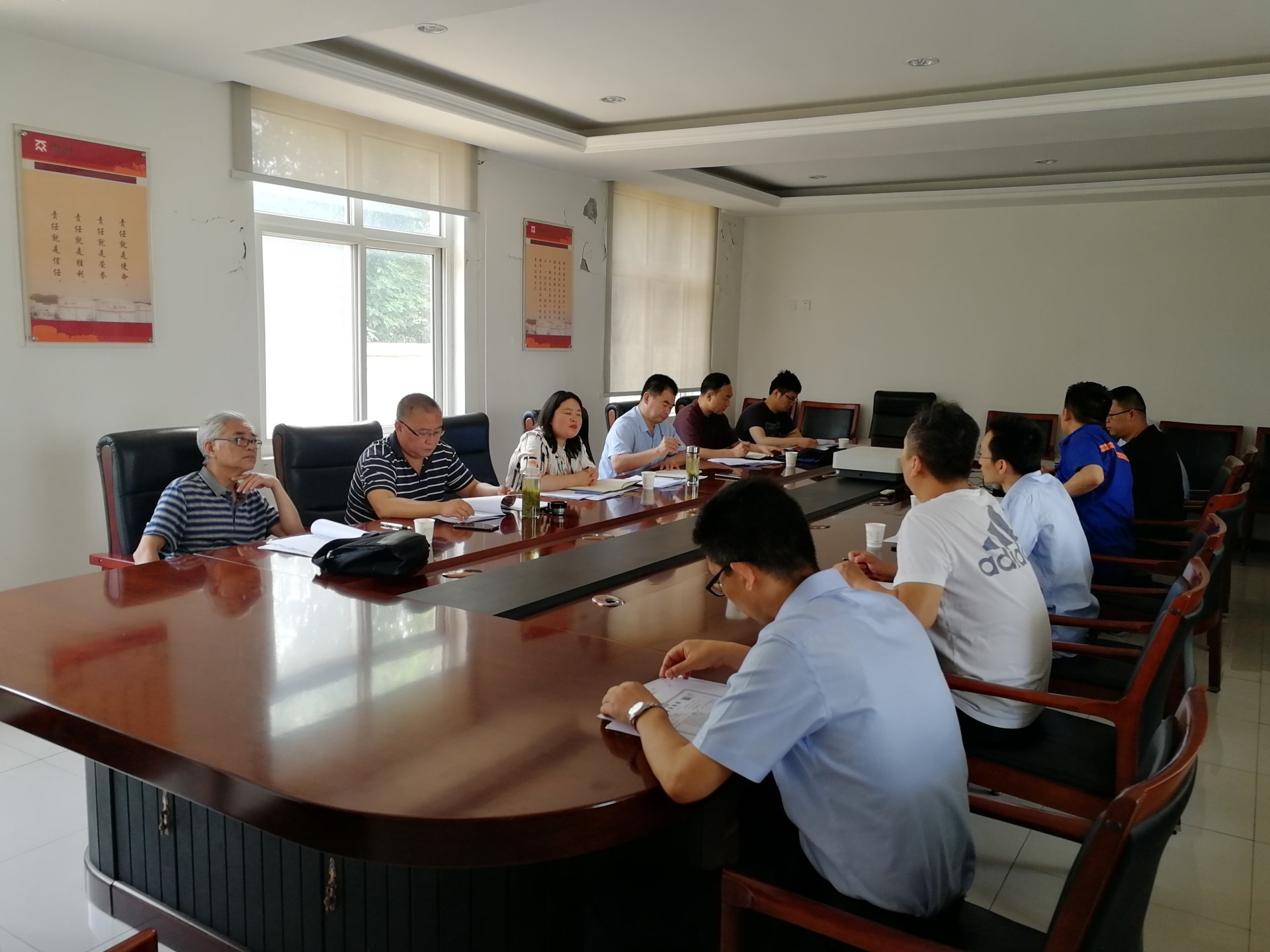 主動作為 助企發展 盡職盡責 守護平安 一港區政府指導港華油庫圓滿完成清罐作業