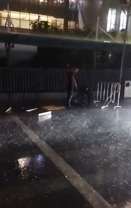 防汛搶險，萬眾集團干部員工全力奮戰一線