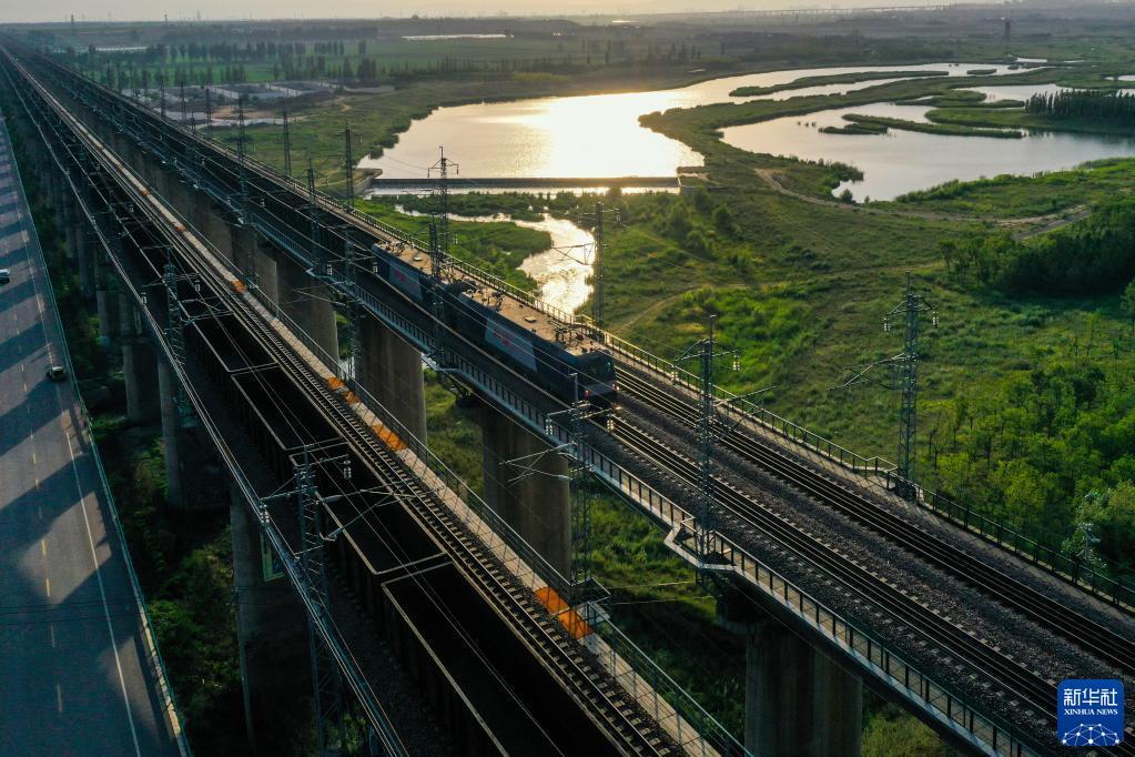 重載列車行駛在大秦鐵路上（2022年7月16日攝，無人機照片）。為做好迎峰度夏能源保供工作，中國鐵路太原局集團有限公司在確保運輸安全的前提下全力提升煤炭運量。