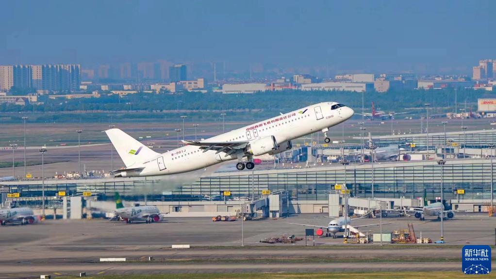 2022年5月14日6時52分，編號為B-001J的C919大飛機從上海浦東機場第4跑道起飛，于9時54分安全降落，標志著中國商飛公司即將交付首家用戶的首架C919大飛機首次飛行試驗圓滿完成。