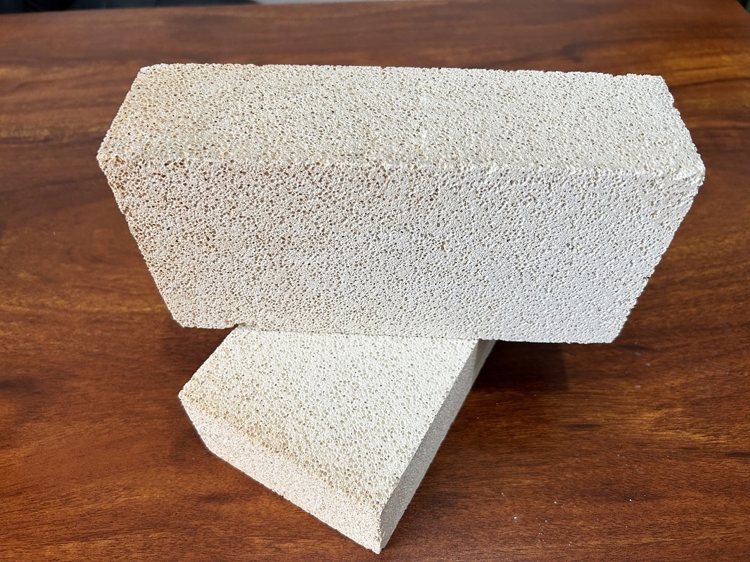 Low-iron and high-alumina heat-insulating refractory bricks