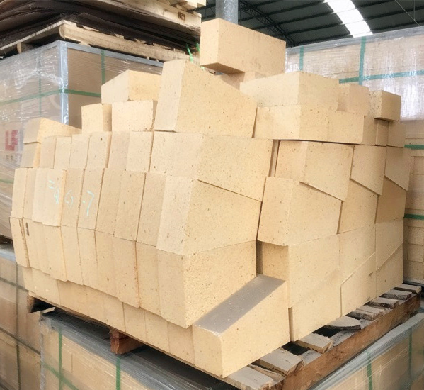 Spall-resistant high-alumina bricks