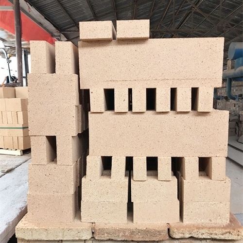 Thermal shock resistant clay bricks