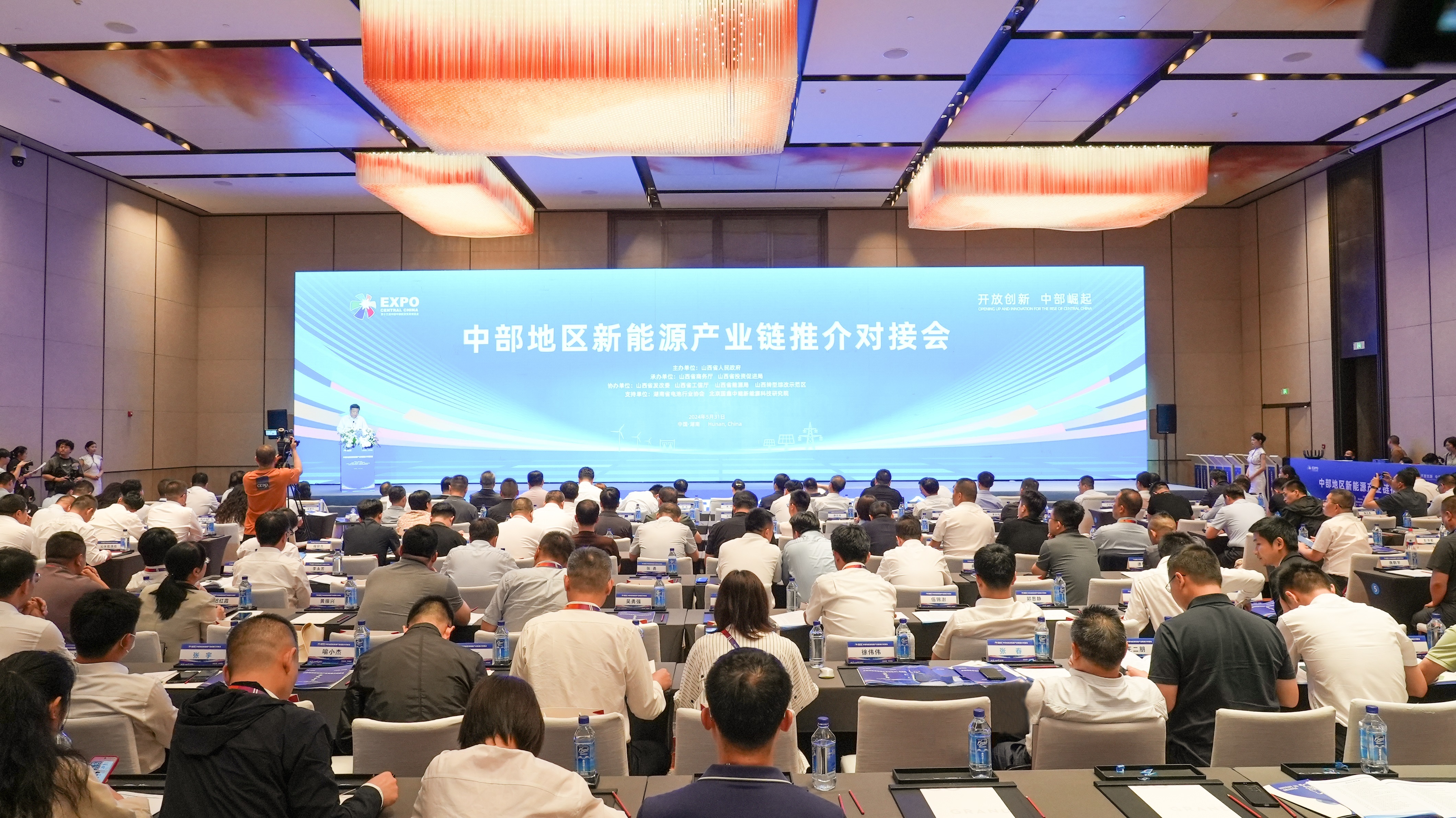 以氫為媒介 誠邀八方客丨鵬飛氫能在中部地區(qū)新能源產(chǎn)業(yè)鏈推介對接會(huì)上作精彩推介