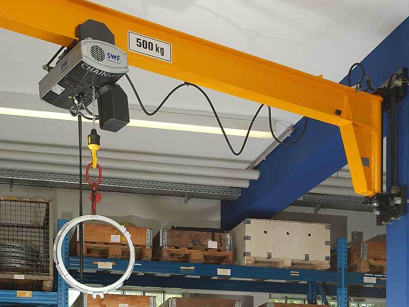 Wall-mounted cantilever crane