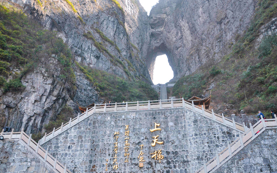 湖南天門(mén)山天門(mén)洞山體隧道觀(guān)光扶梯