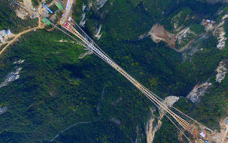 張家界大峽谷玻璃橋觀(guān)光電梯