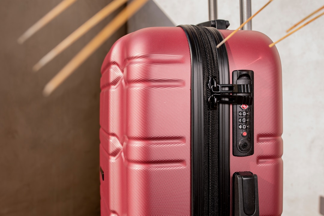When buying a travel suitcase, consumers should first check the appearance of the box