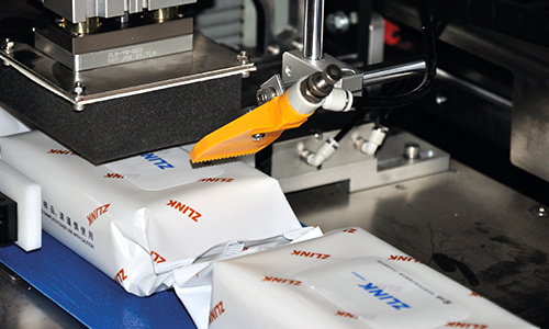Processus de travail de machine d'emballage de lingettes humides monolithiques
