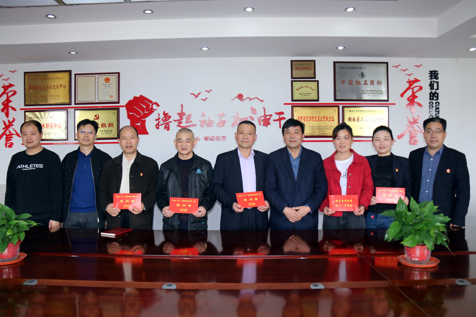 County CPPCC and trade union leaders visited the company's model workers, Lizhou craftsmen and front-line workers.
