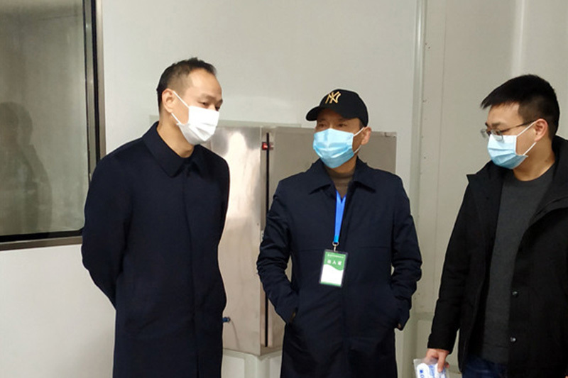 Liao Keyuan, secretary of the county party committee, inspected the resumption of work and production of Ping An Medical Equipment Company.