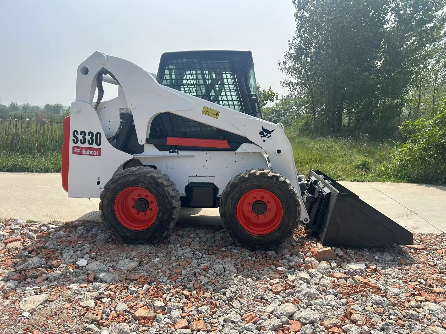 Second hand Bobcat compact skid steer loader classic model  S330 ready to ship