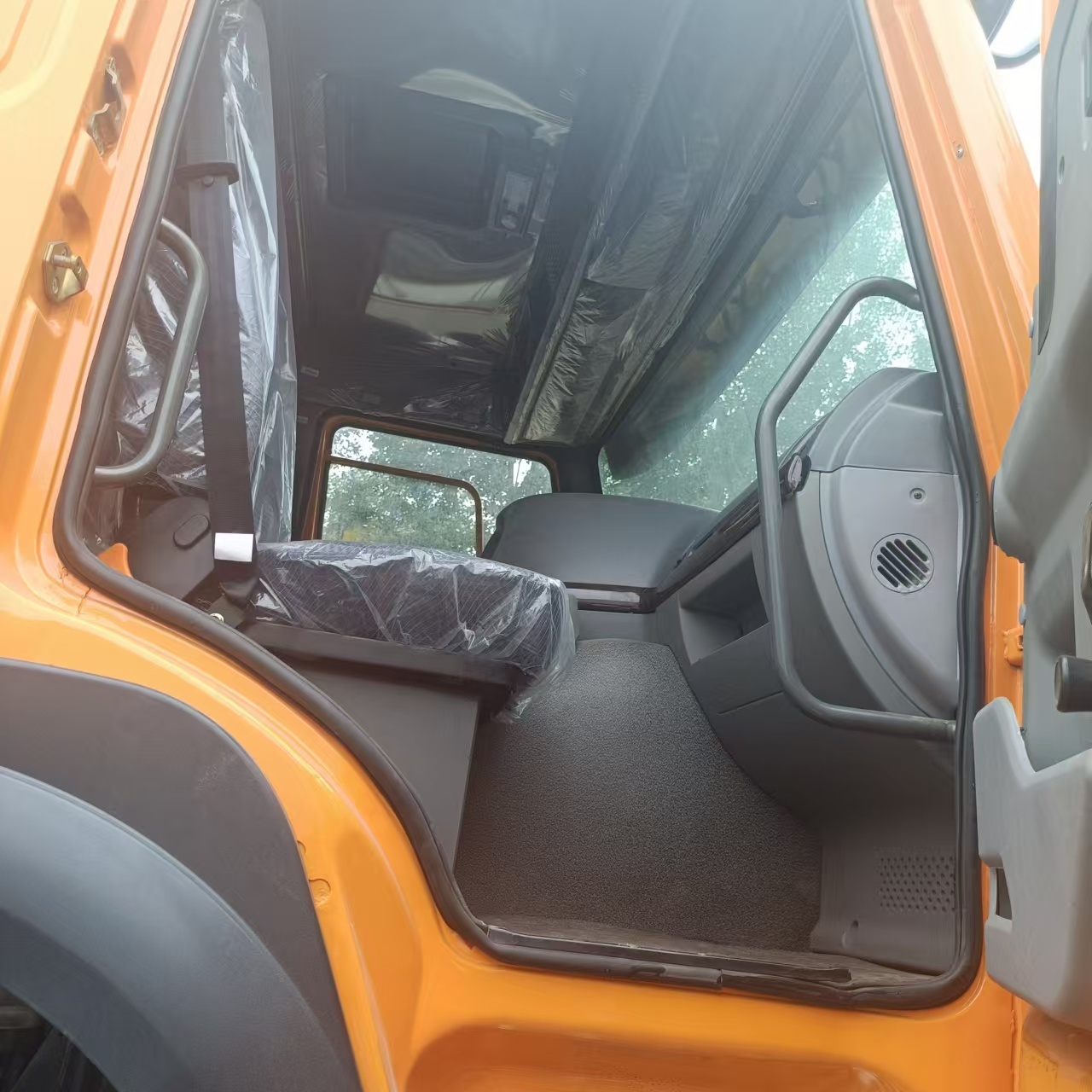 used howo 8*4 dump truck for sale China made used good quality and cheap price 8*4 tractor truck for sale