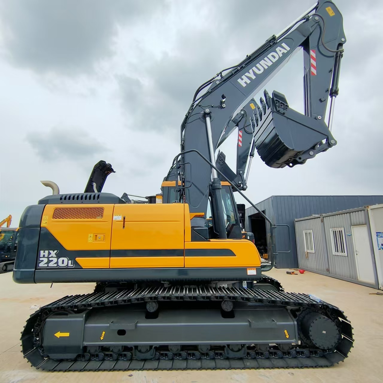 Retail 100%New Hot sale High-efficiency Korea Original Hyundai HX220L excavator Good condition for Sale