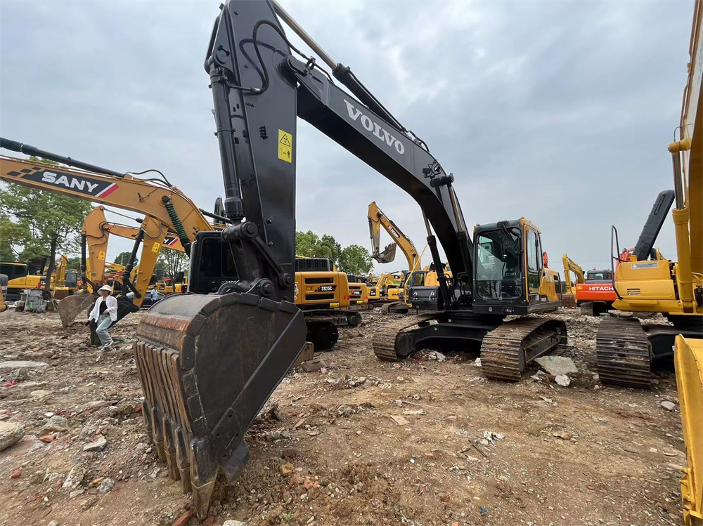 VOLVO    EC240