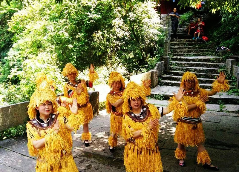 州旅委集结业内精英走进人类起源地——石门河地心谷