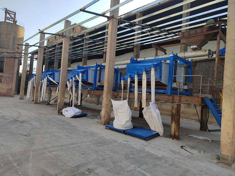 Square swing screen