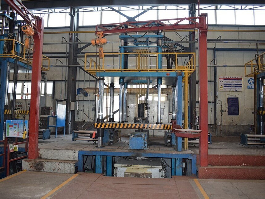 Low pressure casting machine