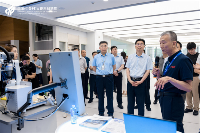 戴纳科技携AI+黑灯实验室成果亮相IQ Talk，展示AI技术的多元化场景应用