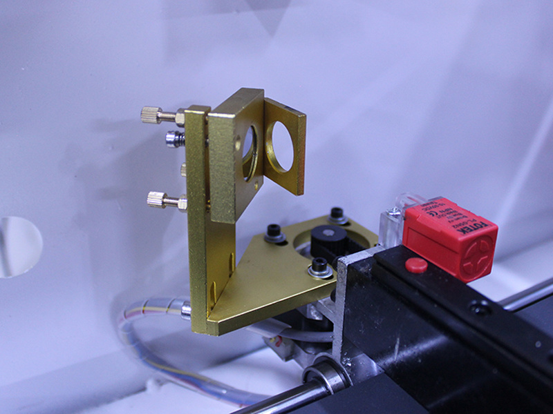 CO2 máquina de grabado láser ampliamente utilizado en no corte de metal