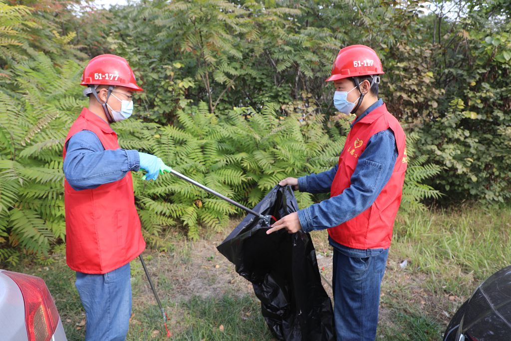 Xinhai Party Committee Launching "Welcome to the Twenty Volunteers I Go First" Sanitary Cleanup Activities