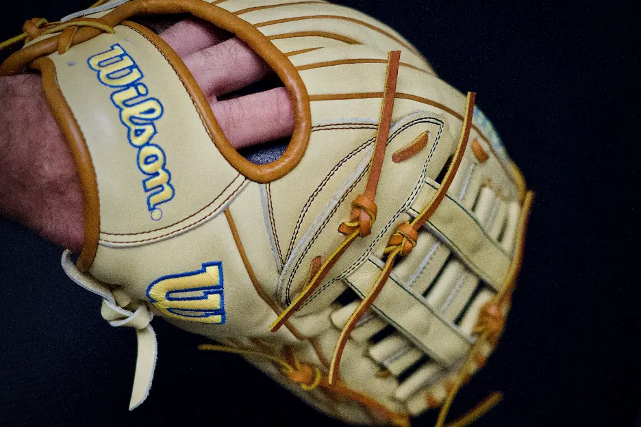 High-performance gloves for baseball players