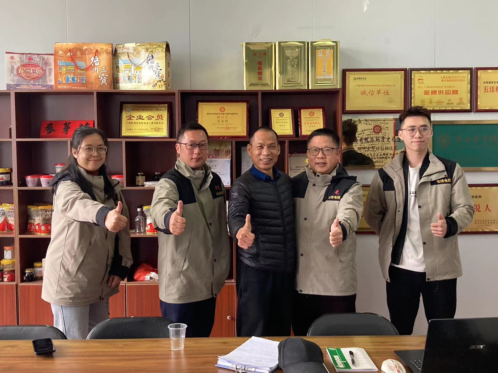 Huaguang cable team to visit the company! General manager mo xianke share bee brand maltose experience!