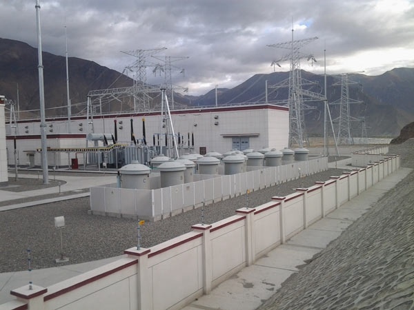 Reactor operating in engineering of 220kV substation in Shannan, Tibet