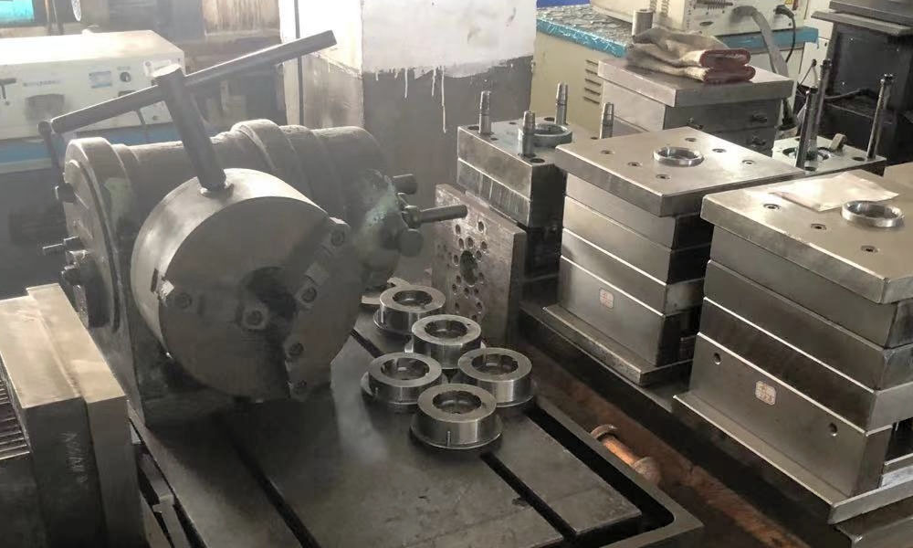 mold center mold center