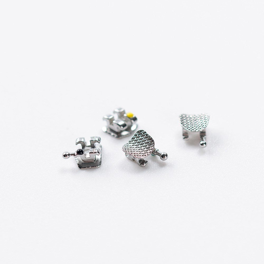 Orthodontics self-locking braces slots