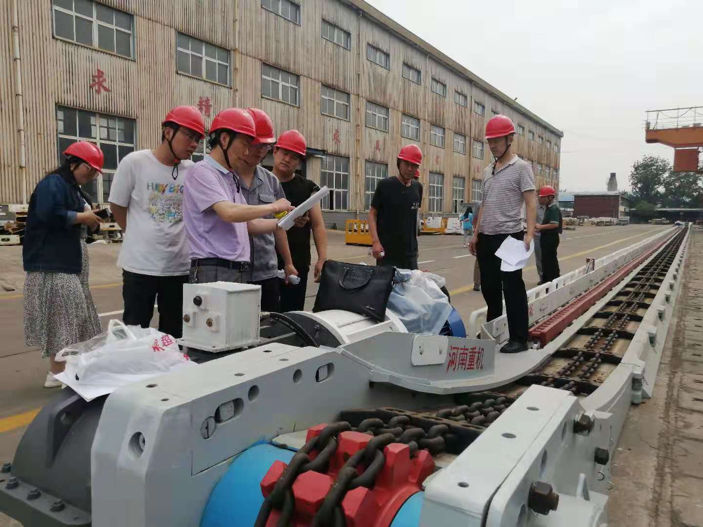 南江煤電有限公司人員認(rèn)真比對產(chǎn)品參數(shù)