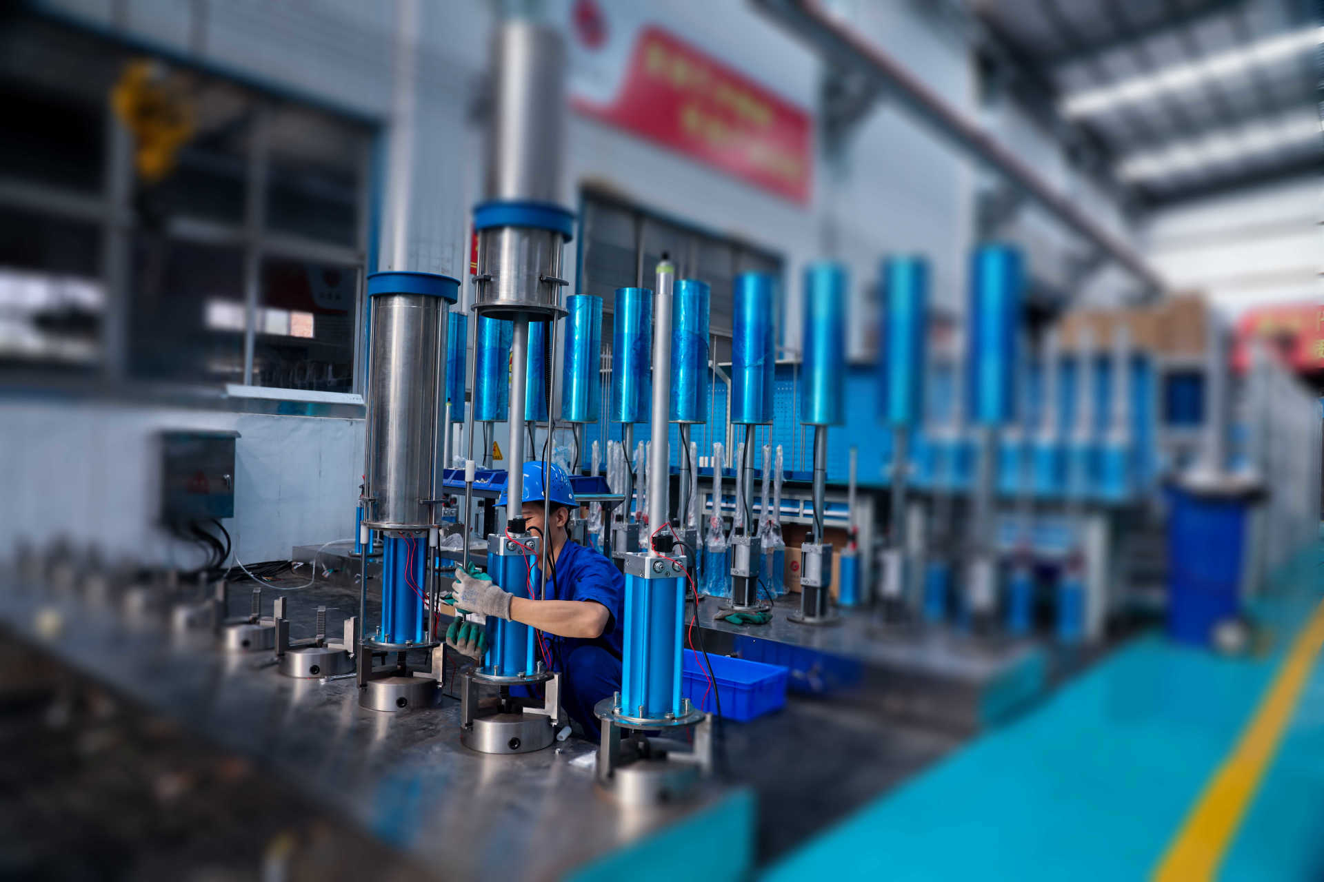 Electric hydraulic lifting column in production