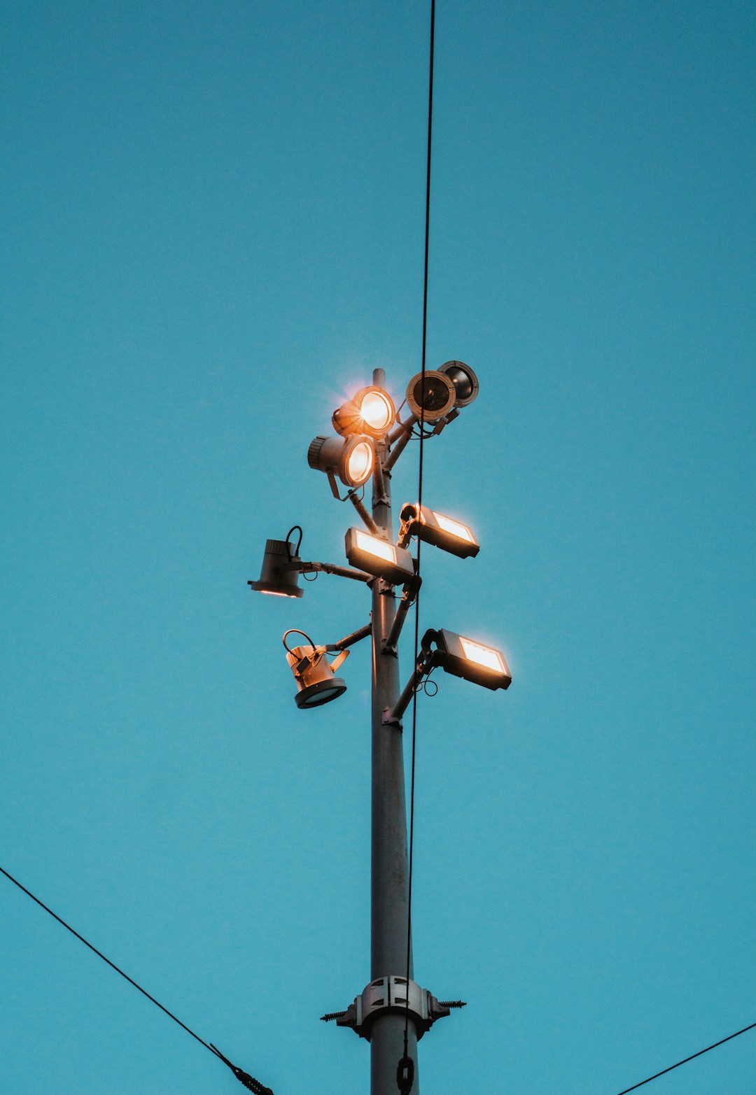 高壓輸電線路巡檢機器人：電力安全的新衛士