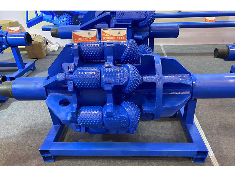 Pure rolling centralizing-cutting reamer