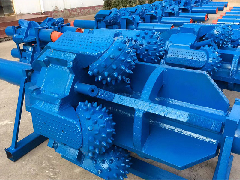 Extra roller cone rock reamer