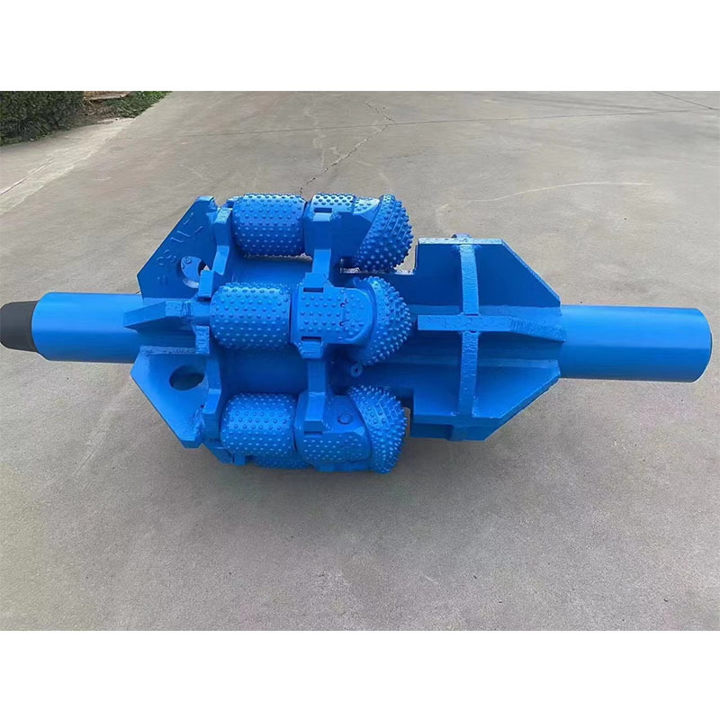 Pure rolling centralizing-cutting reamer